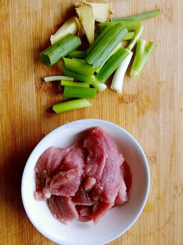 切葱姜，肉切片。