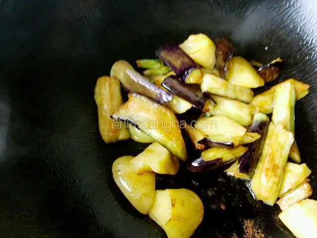 茄子炒蔫，加海鲜酱油，花椒粉。