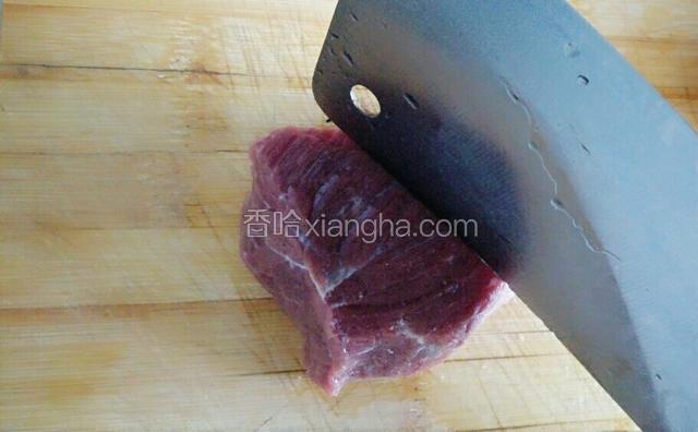 把牛肉放在面板上 用刀背敲打牛肉 两面都这样操作 打松弛 松弛后的牛肉吃起来口感更好