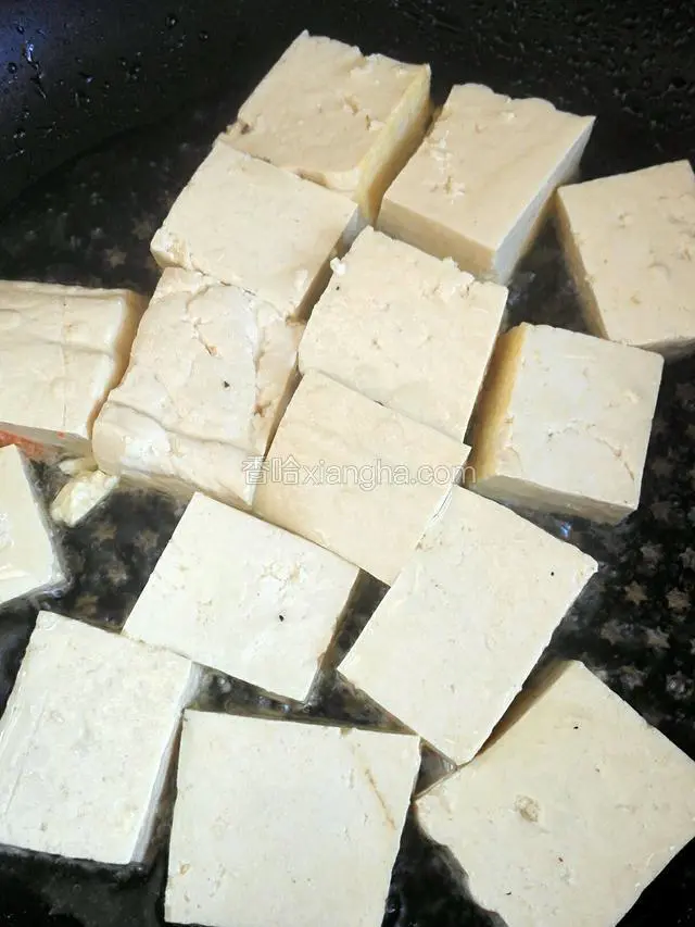 锅中热油，放入豆腐块煎