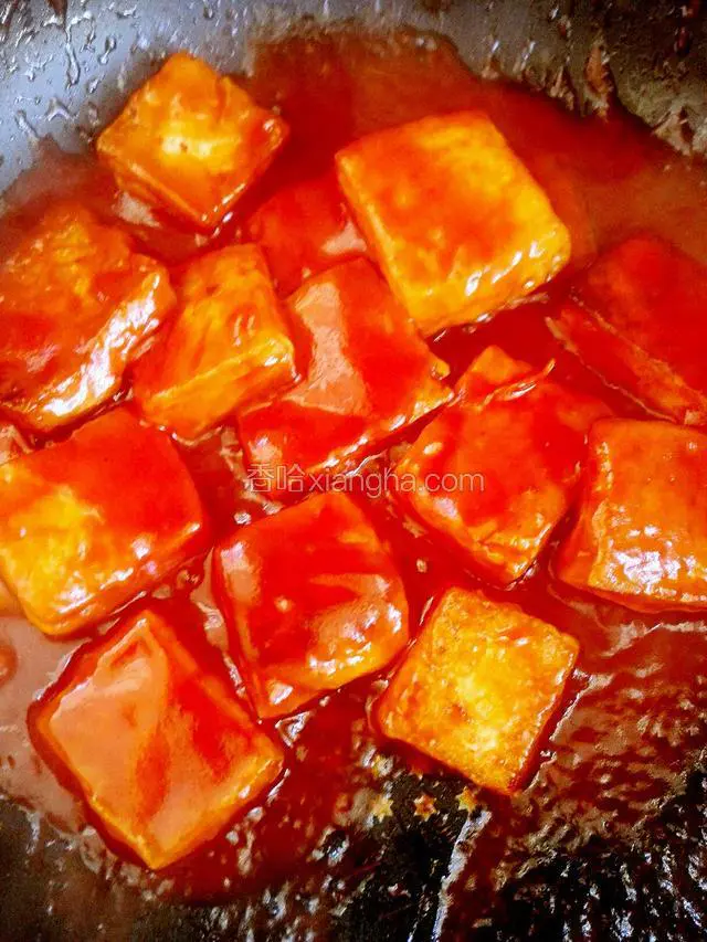 放入煎好的豆腐并炒匀，使每块豆腐都粘上汁即可