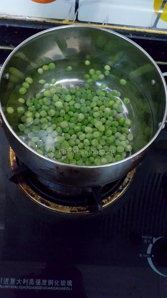 青豆放入沸水中焯2分钟