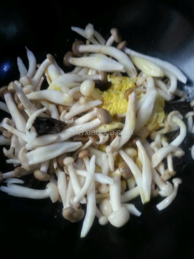 下蟹味菇和白玉菇，加入盐，中火闷一会儿，把蘑菇里的水逼出来