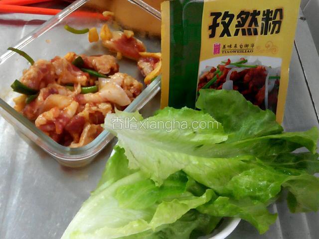 五花肉腌制好，准备孜然粉，生菜（生菜是放底去油）