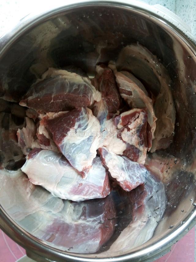 切好的牛肉码放入锅内