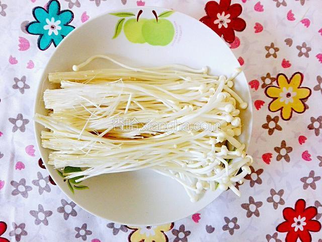 把金针菇撕开放盘子里备用。