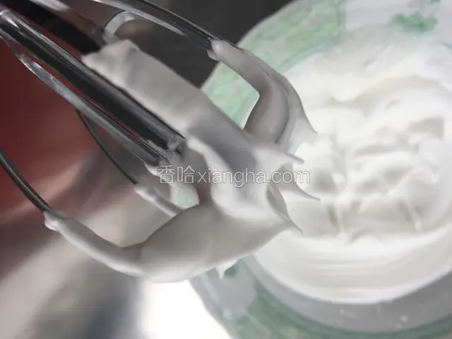 打发蛋清，分三次加入细砂糖，直到打发到干性发泡，即有垂直的小角