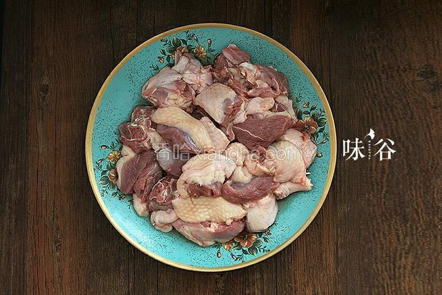 鸭肉斩块洗净备用。