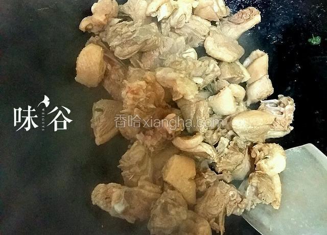 锅下油，放入姜片，鸭肉爆炒，炒至鸭肉水稍干