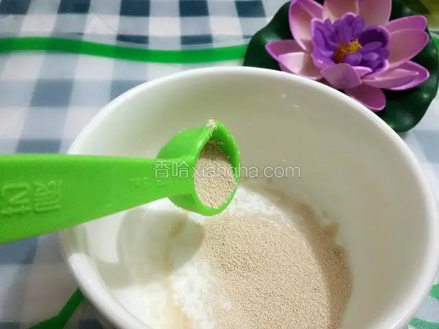 用量勺量取6克酵母，一般酵母和面粉按1：100的比例使用；