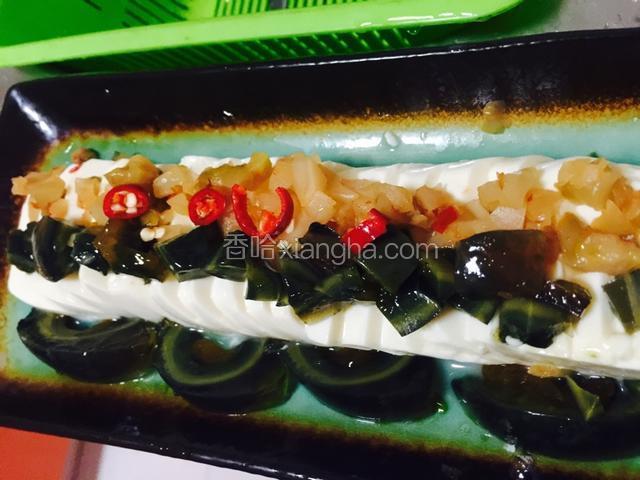 将各种辅料加在豆腐上，做一些摆盘。