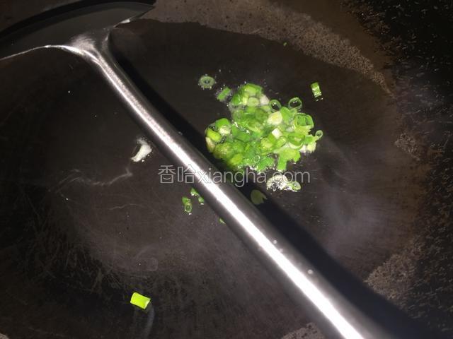 锅里少量油烧热，下葱花爆出香味。