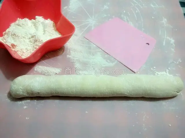 取部分面团，搓成长条；