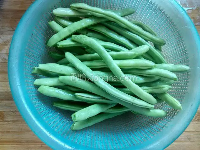 把四季豆洗净沥水。