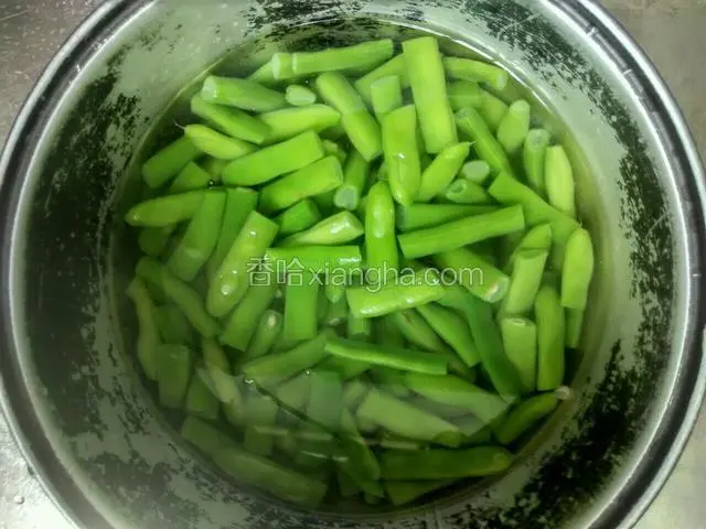 把四季豆捞出来放入备好的凉水里，可以让四季豆颜色鲜绿。