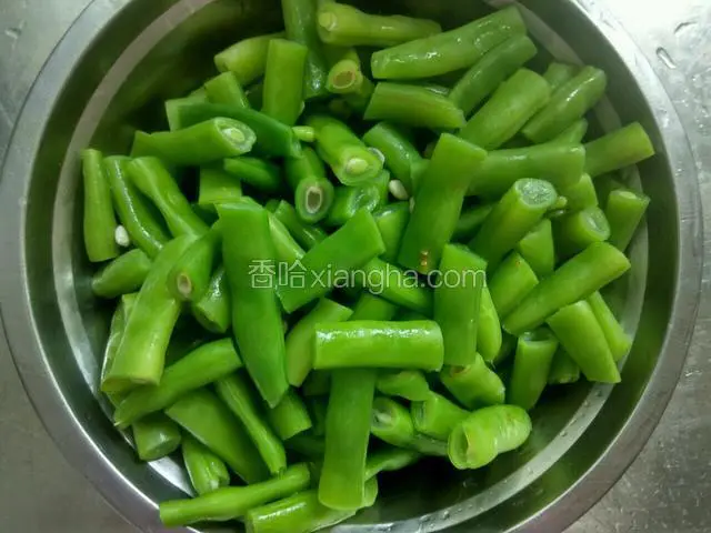 把过凉水的四季豆沥水放盆子里。