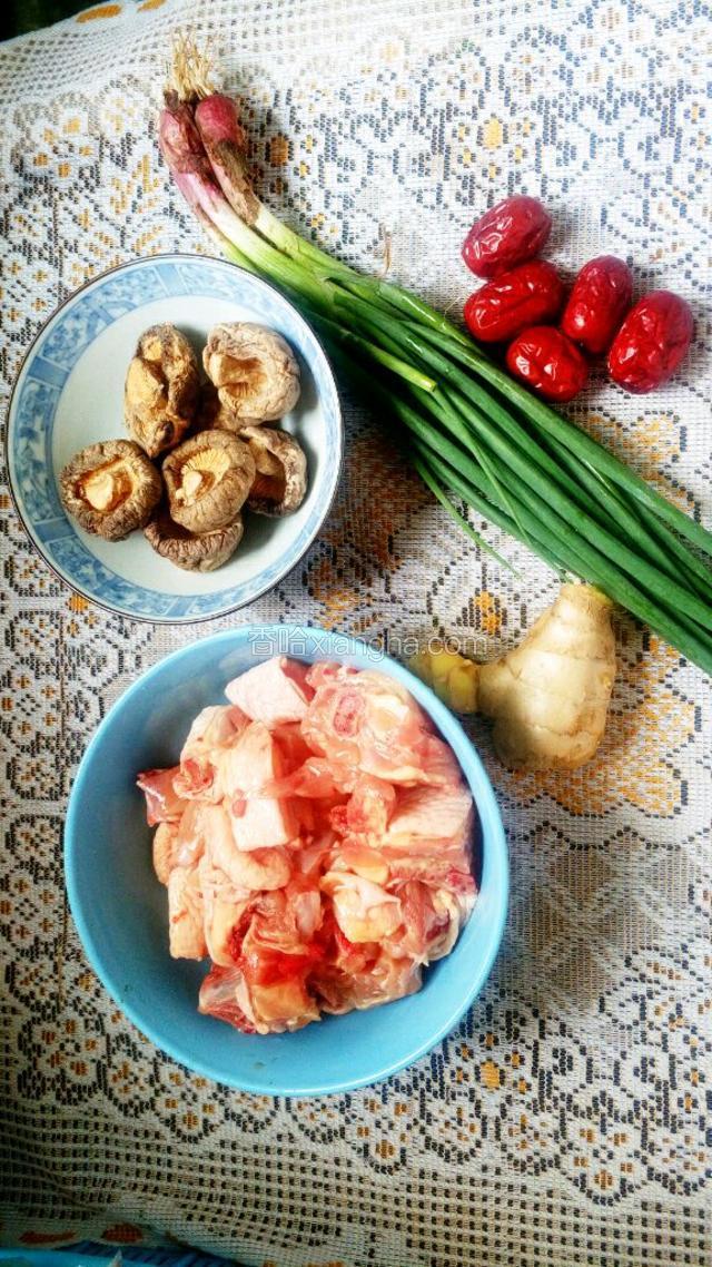 食材准备，香菇，鸡肉，红枣，姜和葱