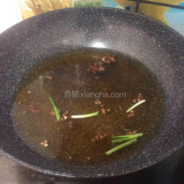 锅烧开水，加入花椒，八角，葱段，适量盐，白糖，料酒，生抽。