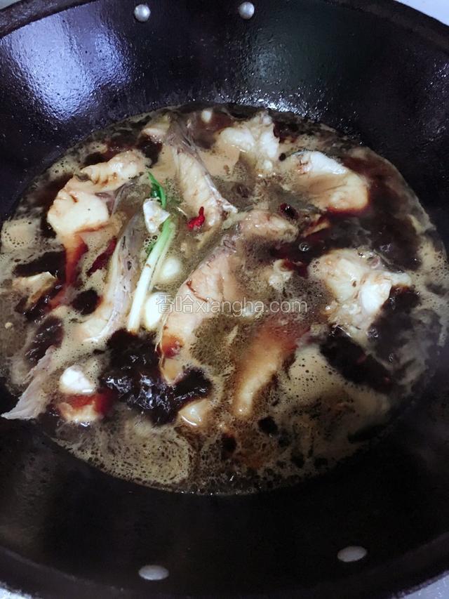 放清水盖过鱼段，加盐，生抽老抽，料酒，大火煮沸