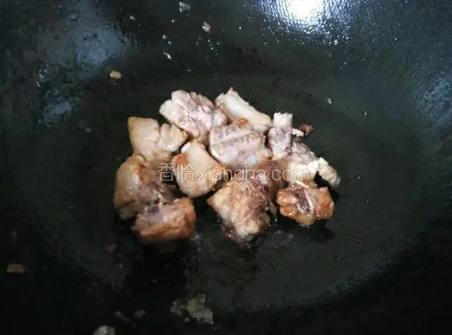 倒入排骨翻炒几分钟上色