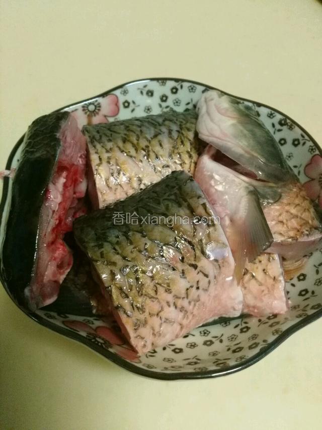 将清洗干净的草鱼切成块状用料酒、盐淹渍15分钟