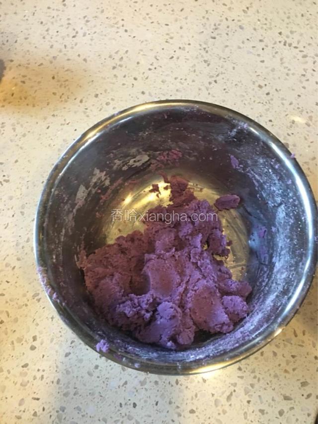 倒入水，搅拌均匀，再将紫薯泥揉均匀。