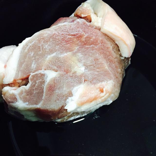 猪肉适量洗干净备用