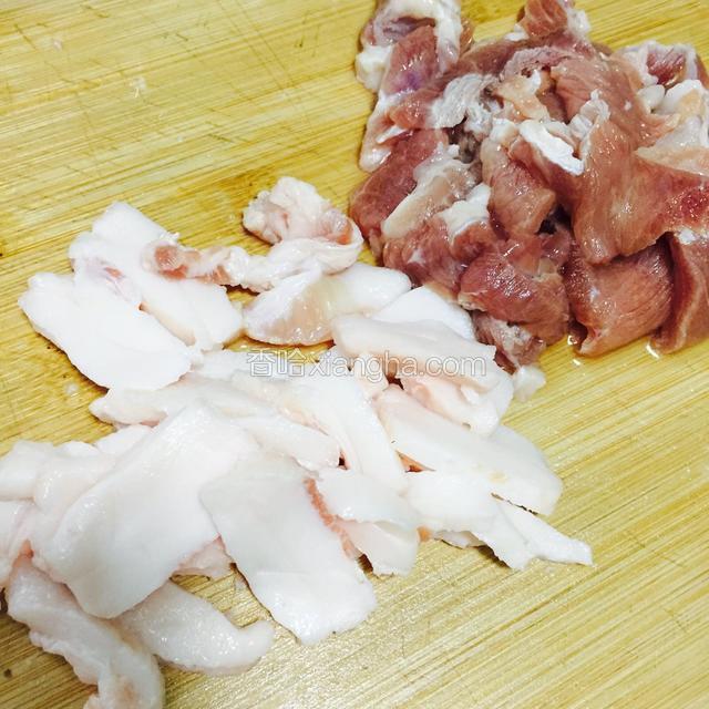 猪肉肥瘦分开切好备用