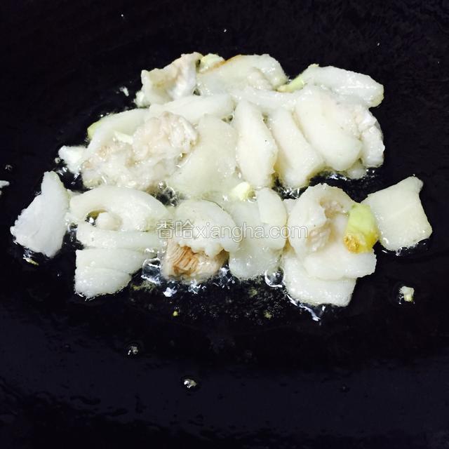 先将肥肉倒入锅中煎出油