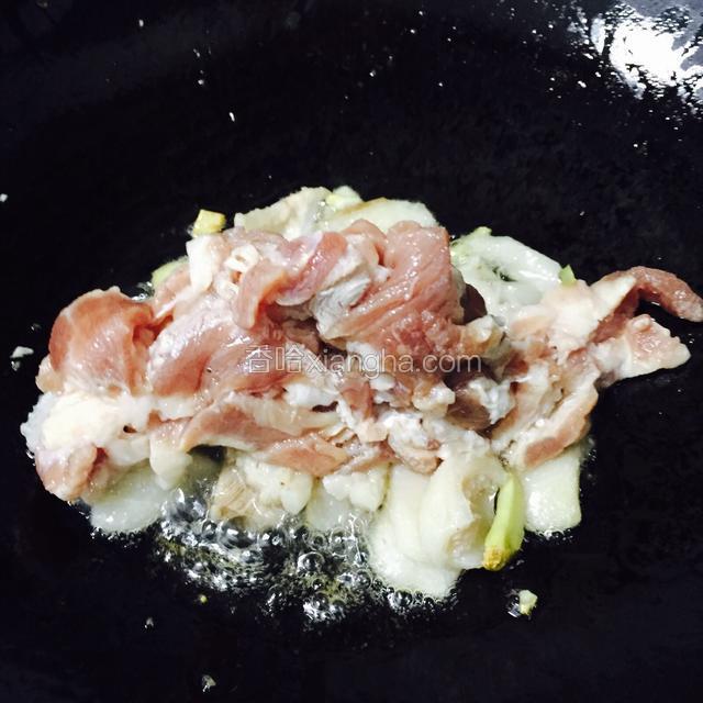 再倒入瘦肉翻炒