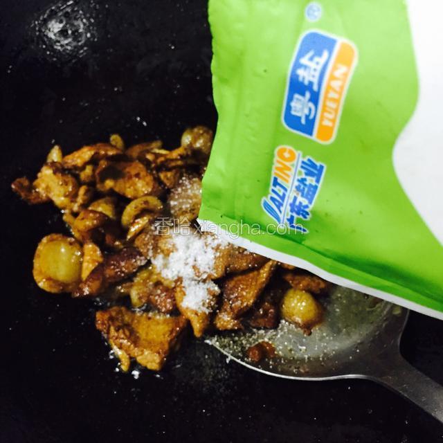 加入适量糖和盐调味