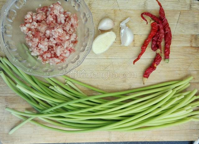 准备材料，蒜苔，蒜头，辣椒，猪肉沫，姜