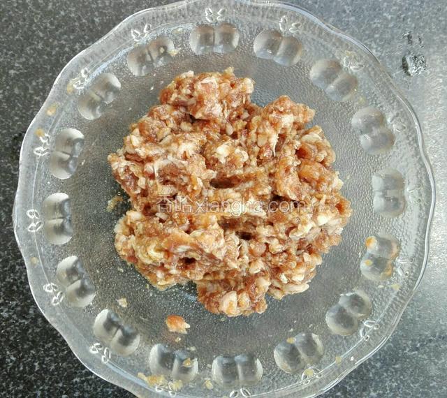 将猪肉沫中加入料酒，酱油，进行腌制祛腥味