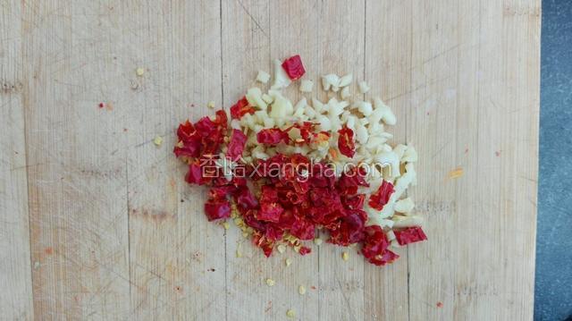 将辣椒切细段，姜片切粒，蒜头拍后切碎