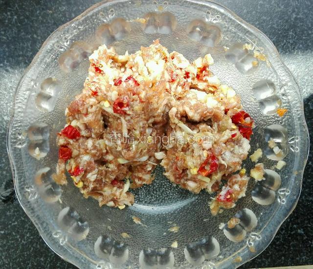 将切碎的姜，辣椒，蒜头全部加入肉中，进行搅拌入味