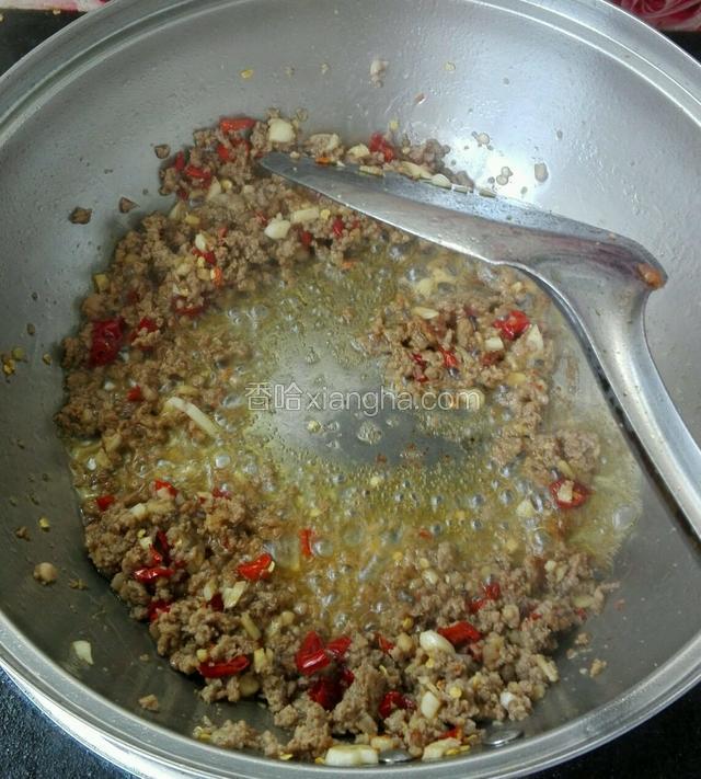 将肉沫倒入，先小火微炒俩分钟，然后改大火，爆炒