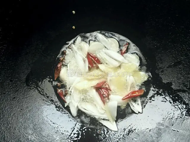 油热后把葱，姜，蒜，红辣椒放进锅中翻炒出香味