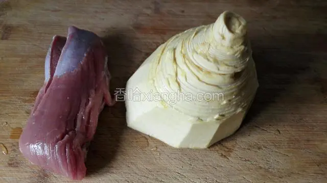 里脊肉，鲜笋洗净备用