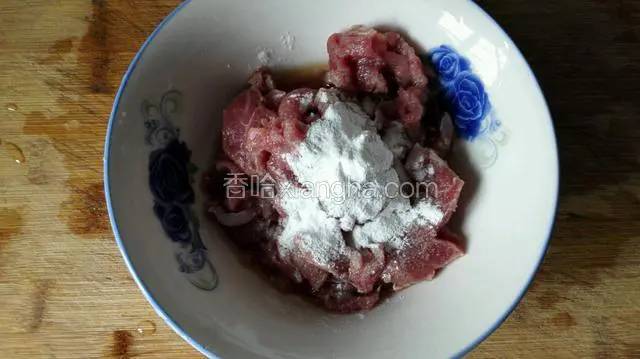 里脊肉切片用料酒，生抽，淀粉，盐先腌二十分钟