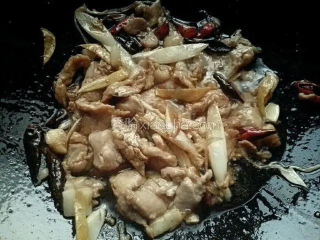 再把里脊肉倒入锅中翻炒