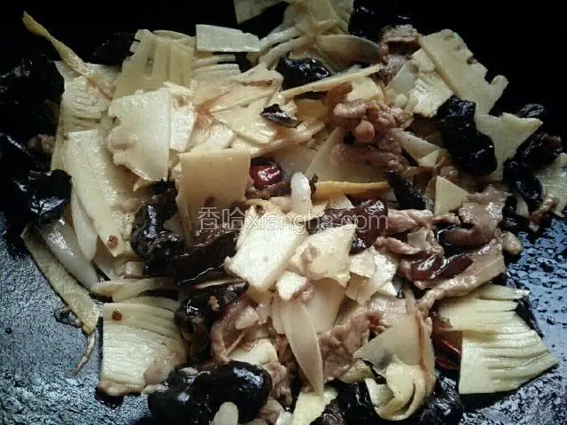 肉熟后加入笋片，木耳，黑胡椒粉，盐，白糖翻炒