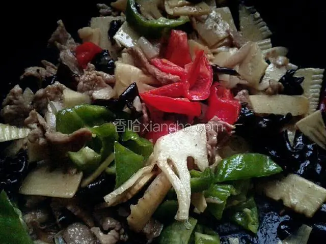 菜炒熟后加入青椒，红椒，鸡精翻炒，出锅