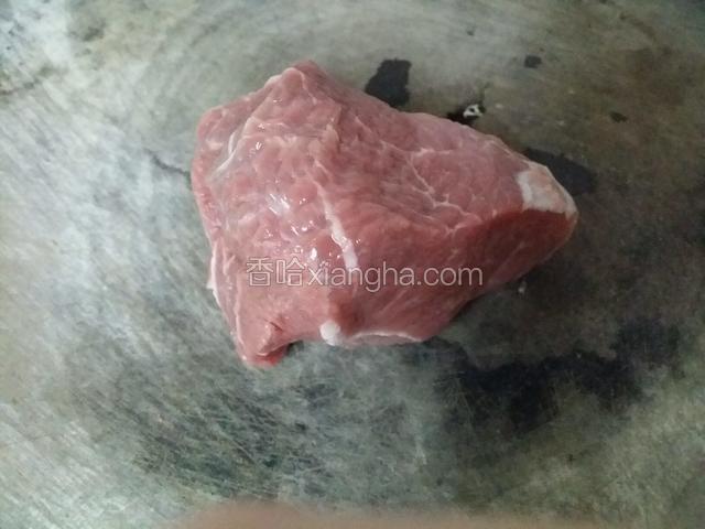 瘦肉放案板上用木锤使劲敲打其中可以加入盐.味精.鸡精.白糖.大蒜一起打

