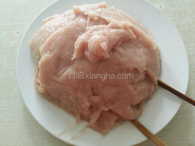 打出来的混沌肉.把他用竹片挑出一个个下锅煮