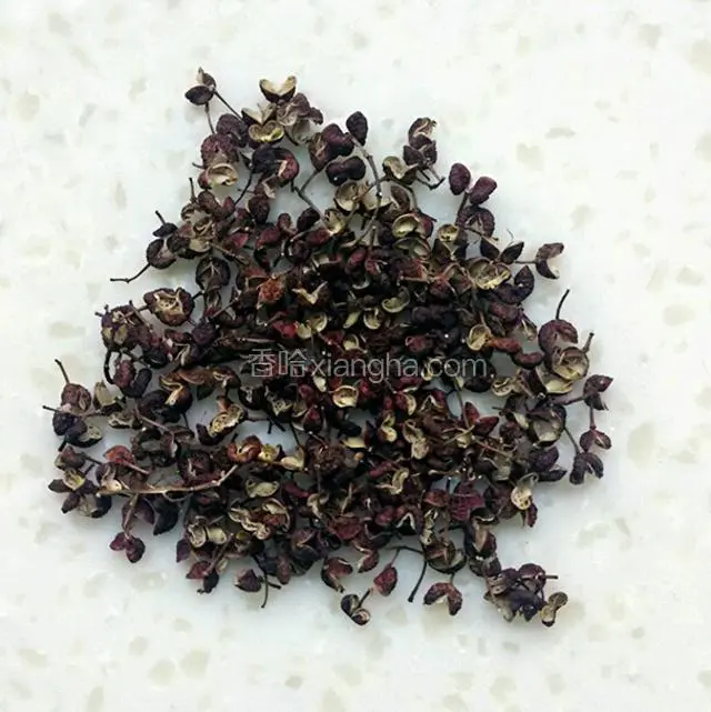 花椒挑拣干净，去除杂质和种子，洗净晾干。