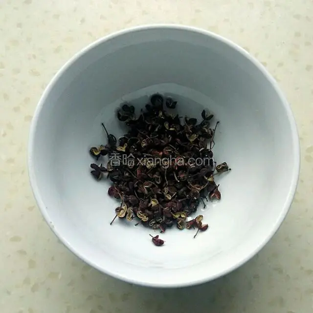 将洗净晾干的花椒放入一个耐热的碗中。