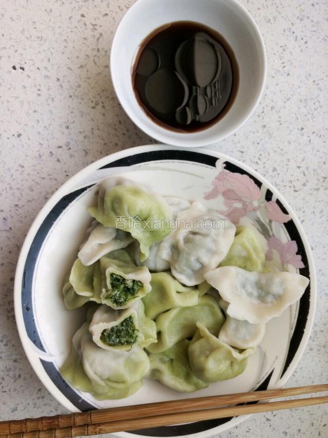 煮好的饺子盛入盘中，醋里淋上一点香油，皮薄馅大的猪肉茴香饺子就可以开动了！