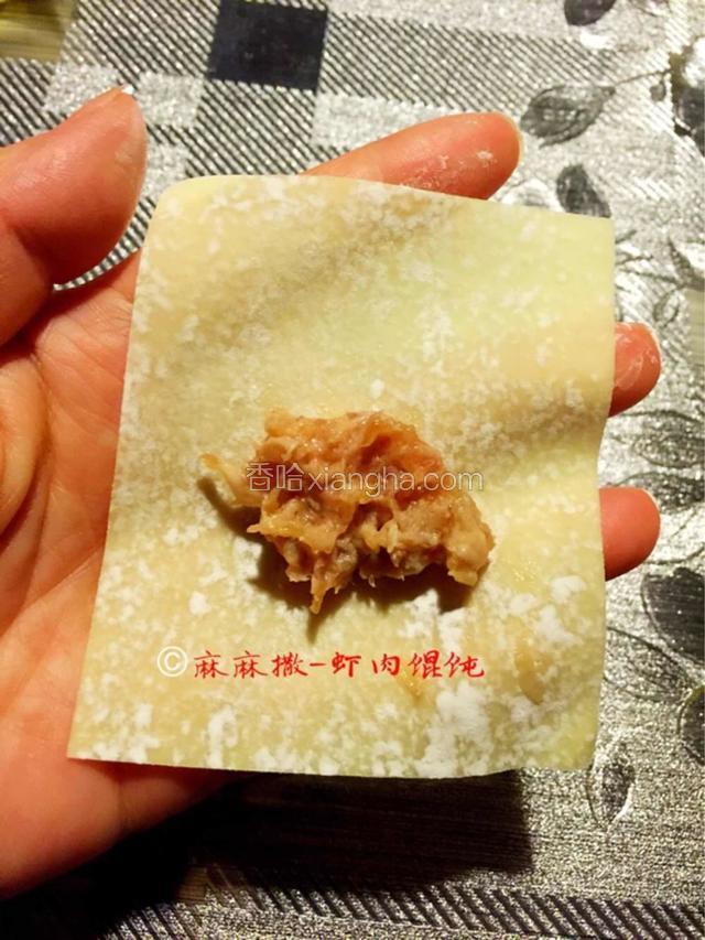 如图这样馄饨皮竖放中间方肉末