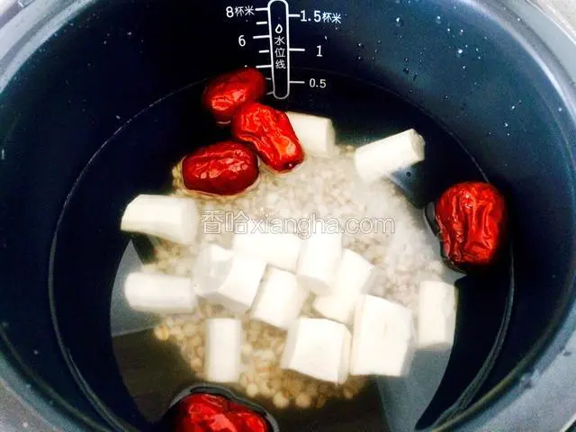 把他们都放进去，加水加到0.5到1之间，因为薏米不吸水。