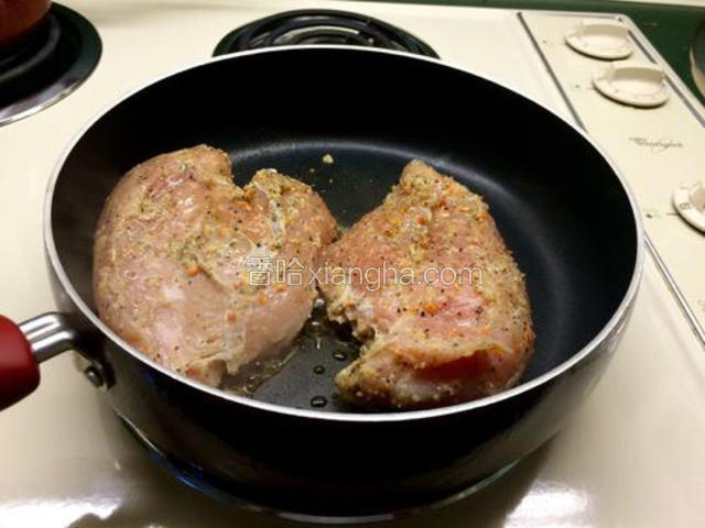 平底锅烧热，喷一层食用油，下鸡肉煎制；